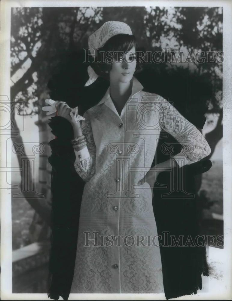 1967 Press Photo Fashion model in a new coat dress style