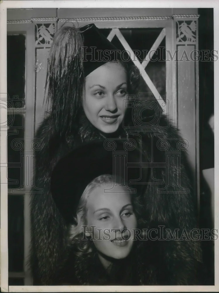 1937 Press Photo Models Wearing Harryson Black Velvet Toque with Two Styles