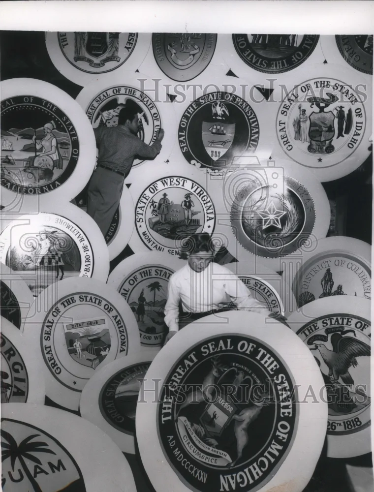 1957 Press Photo DC Mrs Gunther Kilsheimer & official state seals