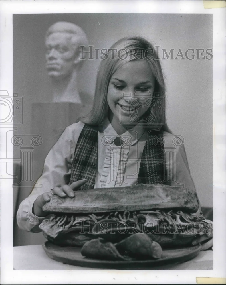 1970 Press Photo Vicki Beck of Kent State University Touches Ceramic Sandwich
