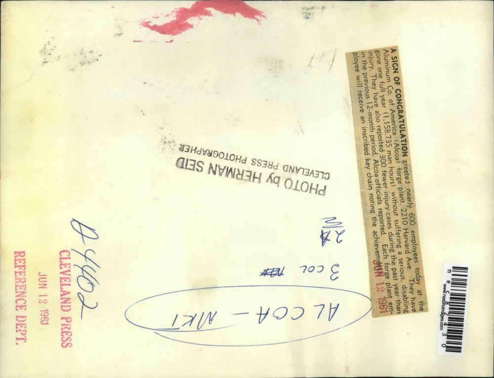 1961 Press Photo The workers of Alcoa are congratulated as they went a whole - Image 2