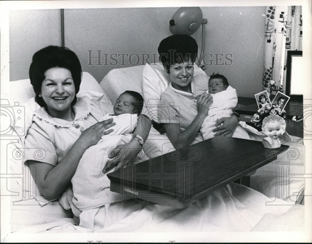 Press Photo Mrs. Rudy Kucinic & Robert & Mrs. Michael Kurnot & Richard