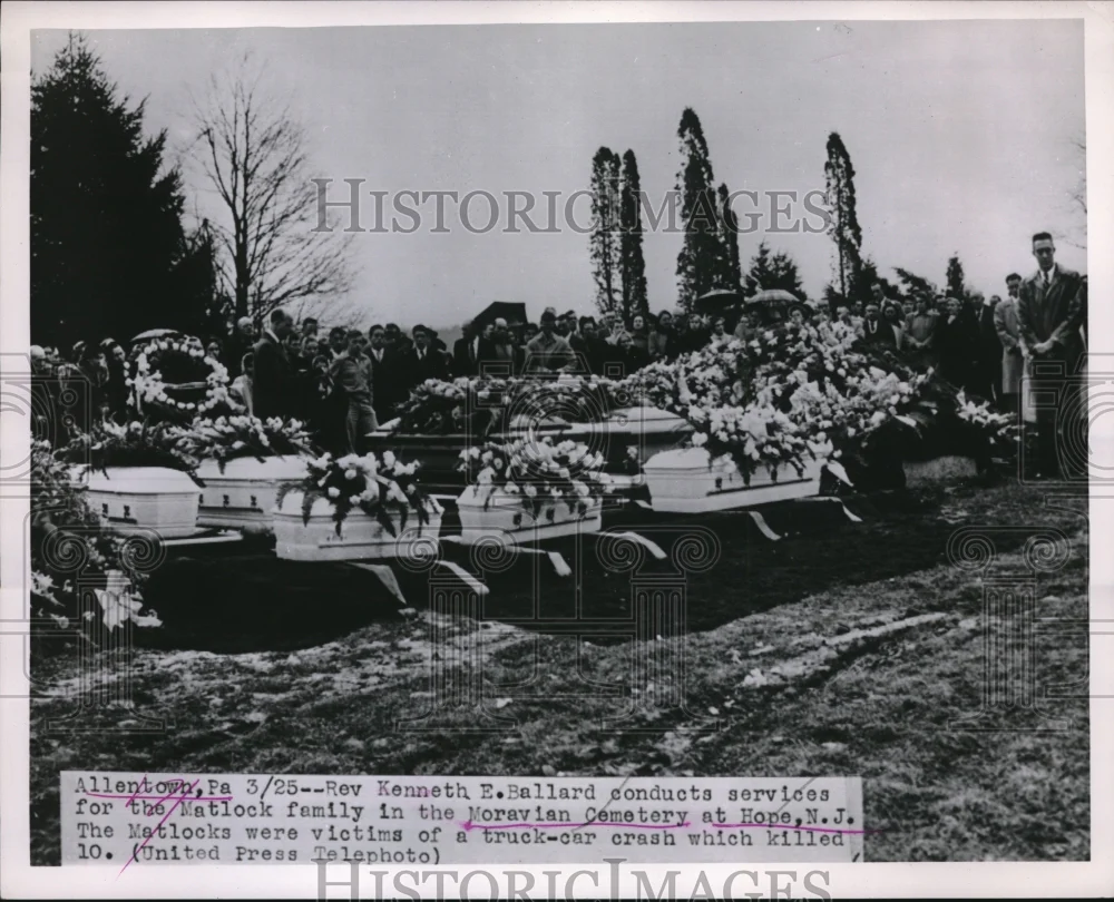 1952 Press Photo Rev Kenneth E Ballard at services in Moravian Cemetery in N.J