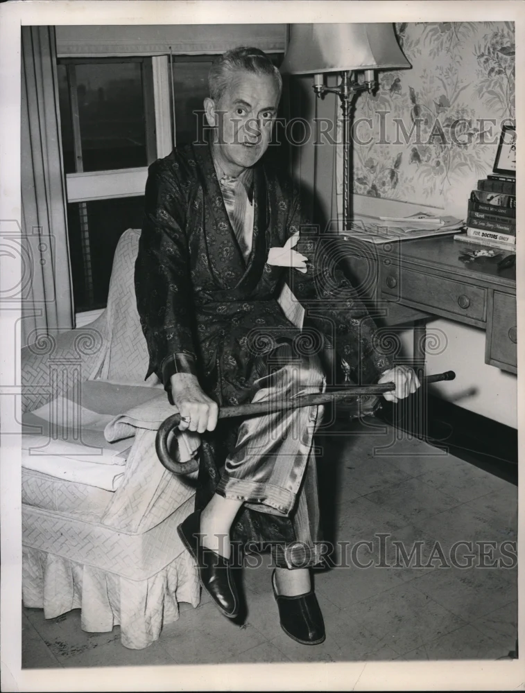 1949 Press Photo Chicago Walter E Swanson takes new arthritis drug ACTH
