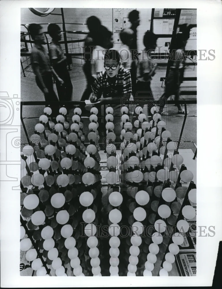 Press Photo A child at Light Cube exhibit at Calif Museim of Science & Industr