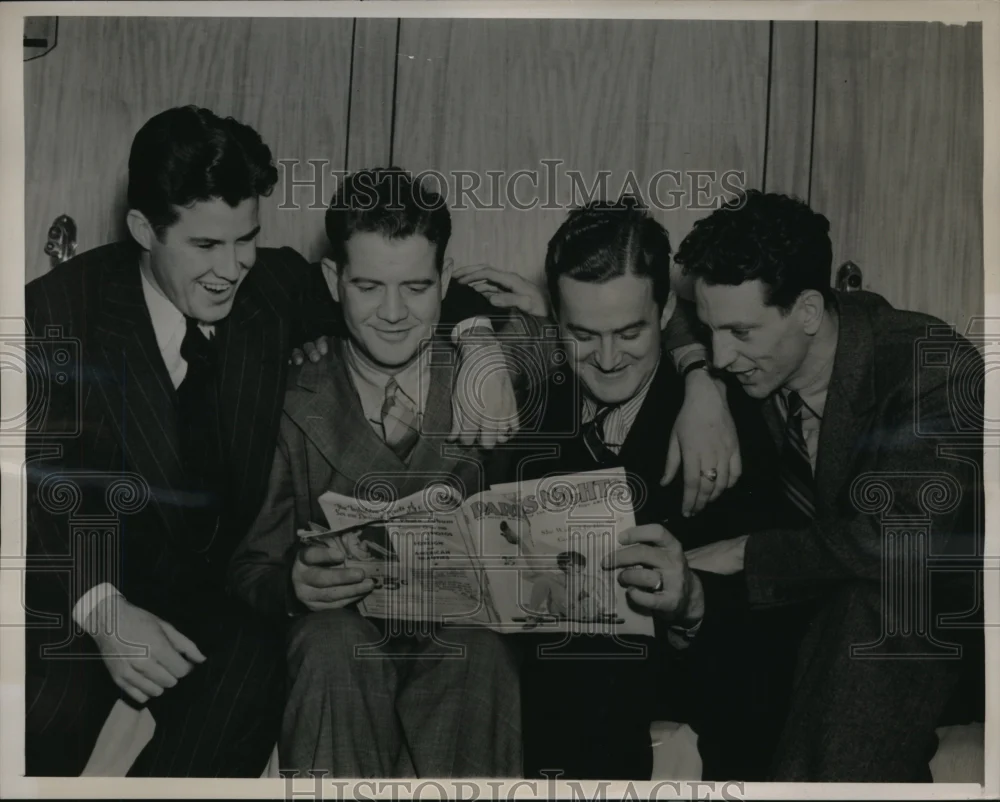 Press Photo Getting advance information before Manhattan Sailed
