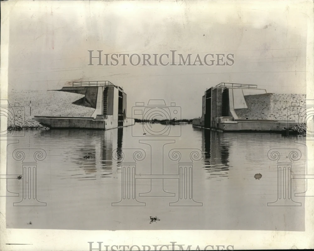 1935 Press Photo Lake Okeechobee in Florida new levee system in place