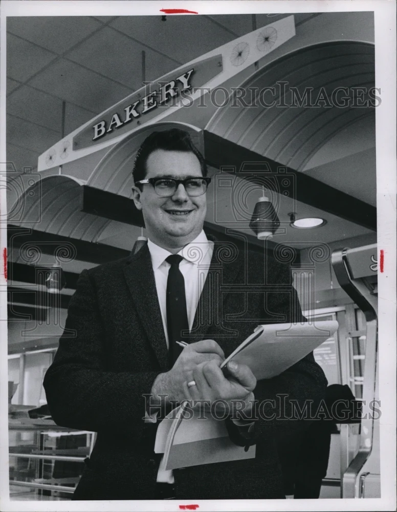 1966 Press Photo Pick N Pay Grocery store mgr Nock Griffor - nec95345