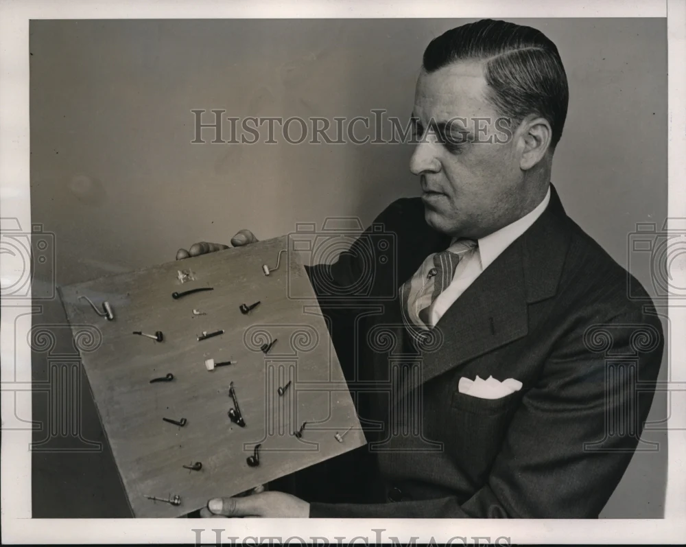 1940 Press Photo RV Fisher & mini pipes made of corn cobs