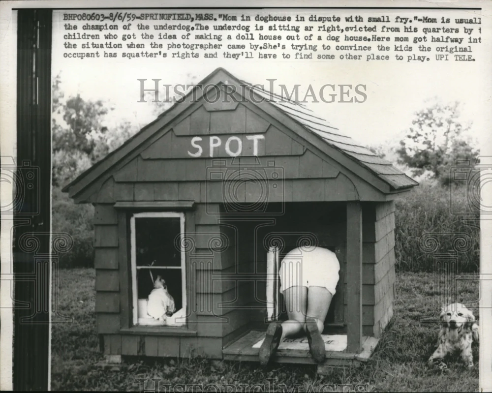 1959 Press Photo Springfield Mass "Mom in doghouse in dispute with small fry"