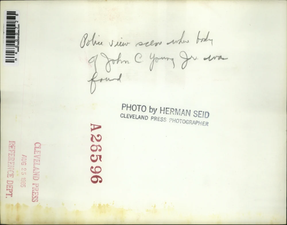 1965 Press Photo Police view shows where body of John Young was found - Image 2