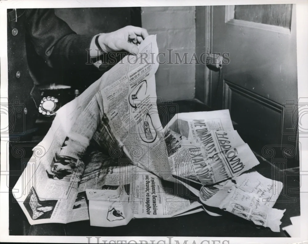 1956 Press Photo London England United Press news bureau & a faulty bomb