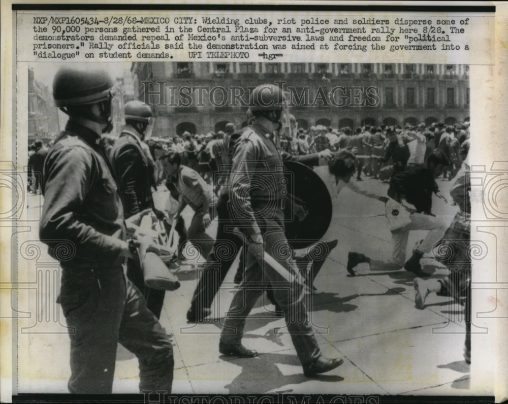 1968 Press Photo Strikers, Police and Welding Clubs gathered in Central Plaza