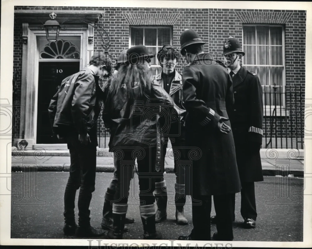 1965 Press Photo The meeting of Rockers and Policemen at the downing Street