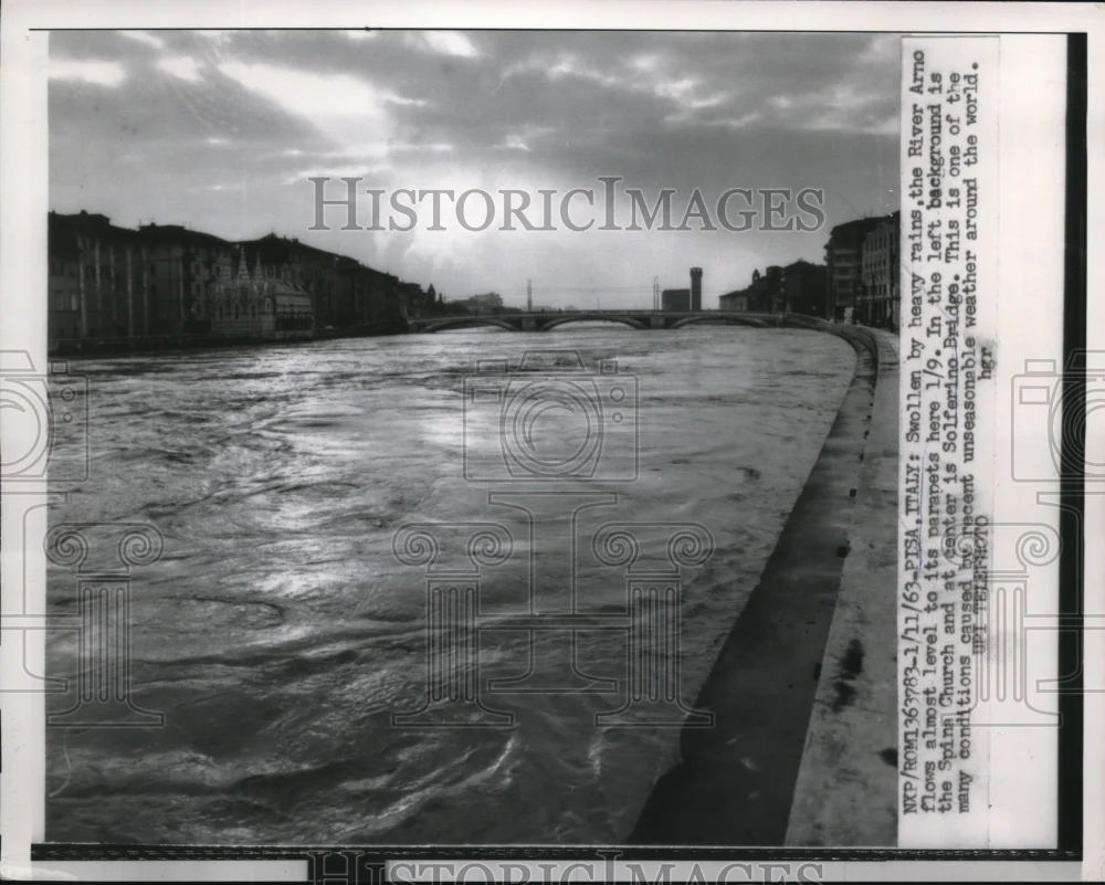 1963 Press Photo The River Arno flows almost level to its parapets here.