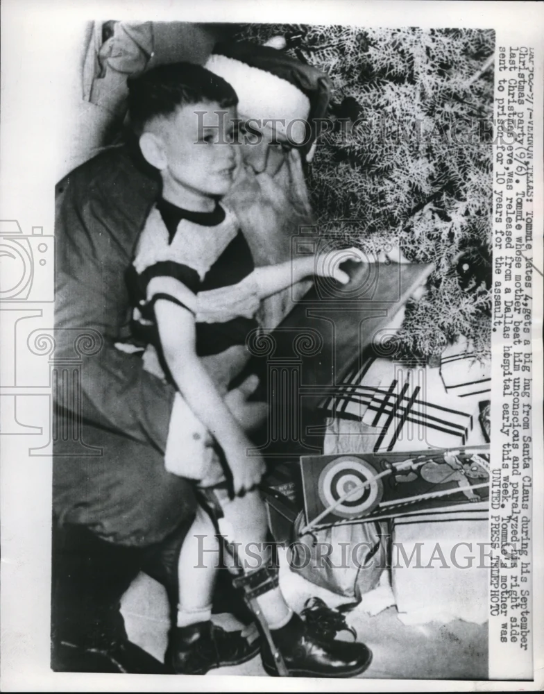 1952 Press Photo Tommy Yates enjoys a Santa hug - ned02124