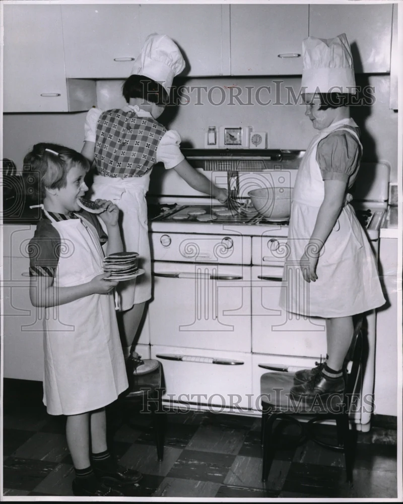 1957 Press Photo Mooseheart Ill Linda Williams, Marie Reason, Connie McGee