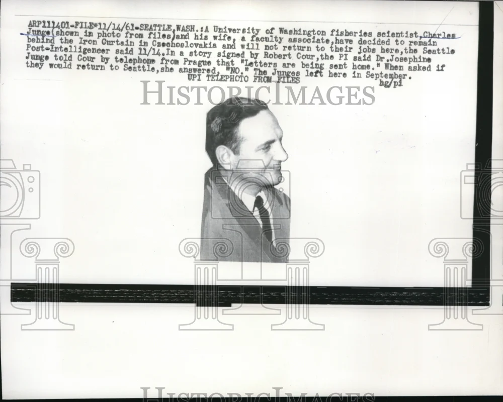 1961 Press Photo Washington University fisheries scientist Charles Junge