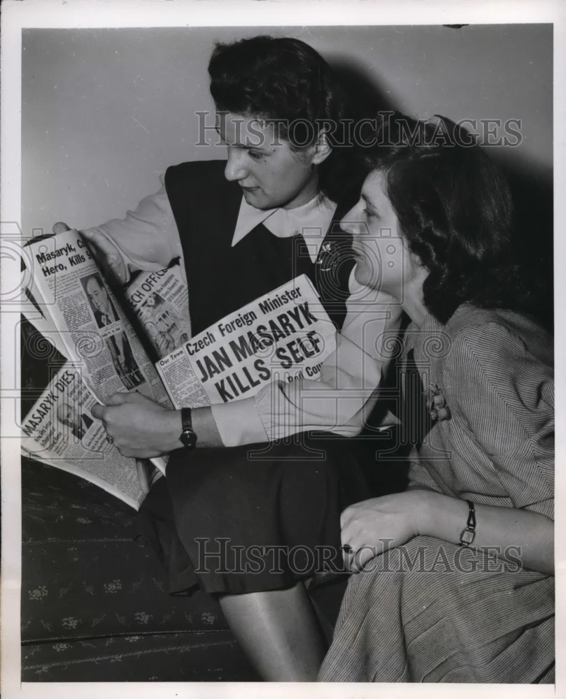1948 Press Photo VIera Avbrechtova & Vilma Hermanova Both Girls Signed Positions