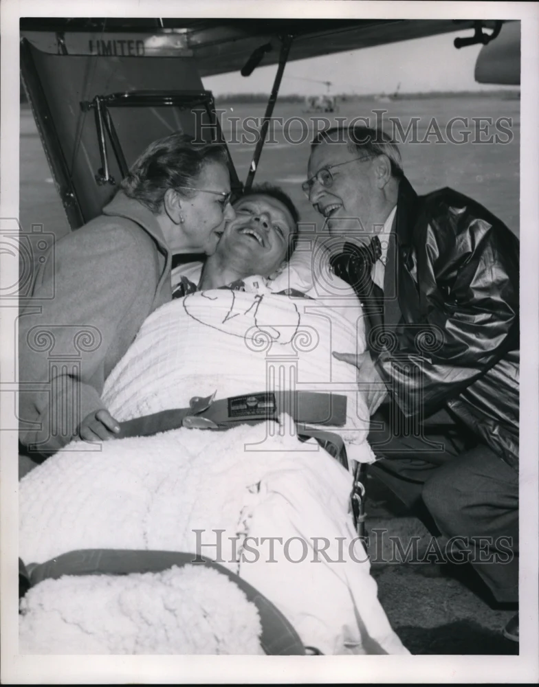 1955 Press Photo Richard Miller, & parents polio victim in ambulance