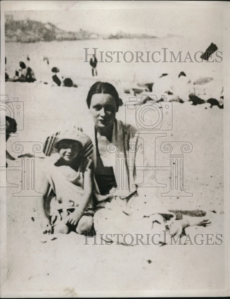 1934 Press Photo Mrs Gloria Vanderbilt & daughter at the beach - ned05288