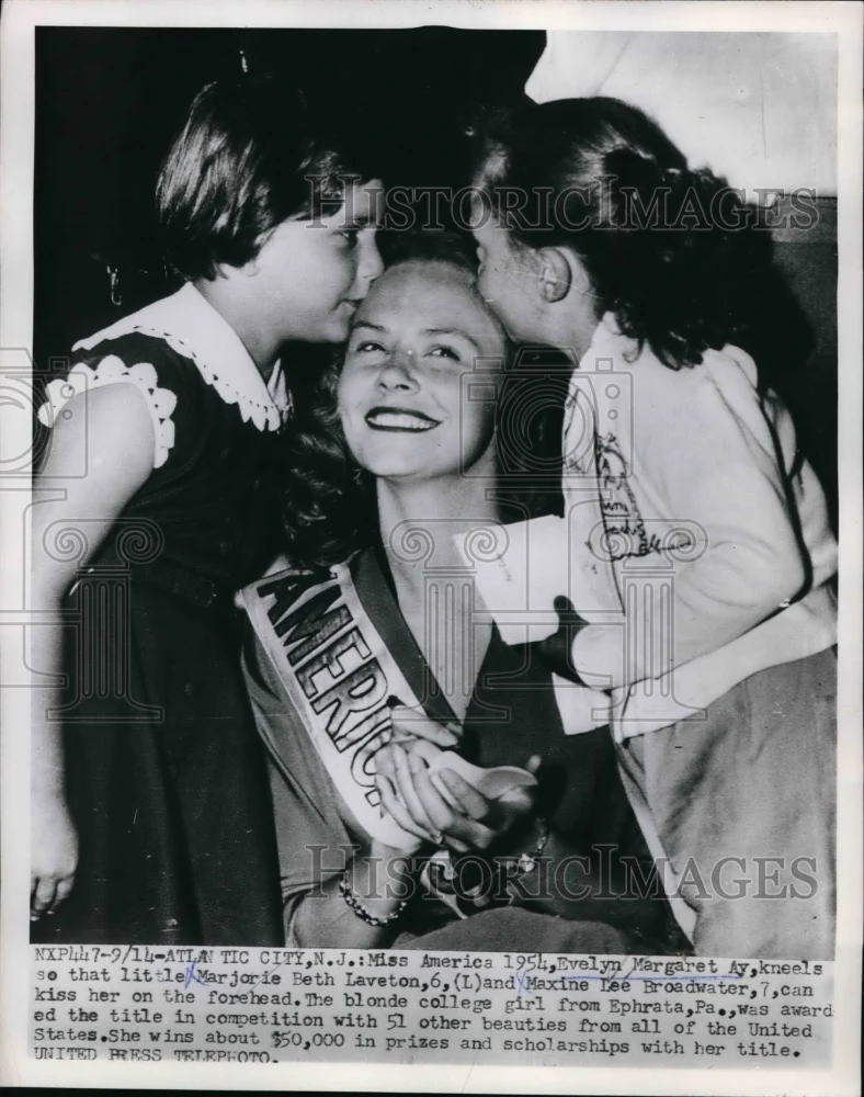 1953 Press Photo Miss America Evelyn Margaret Ay receives kisses form little gir
