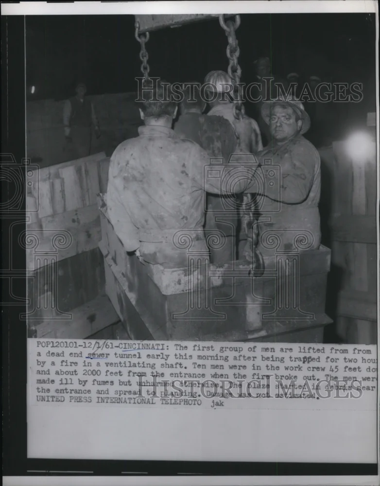 1961 Press Photo Cinncinati Ohio rescue of workers from sewer tunnel collapse
