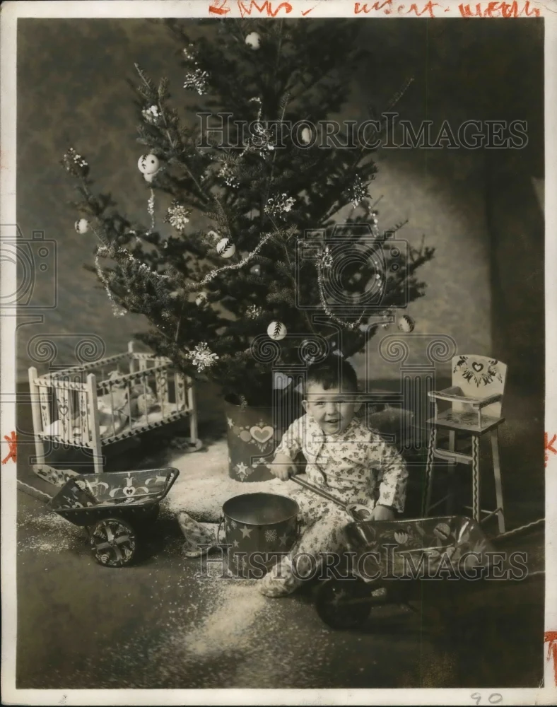 1959 Press Photo A young boy & a Christmas tree & presents - ned06144