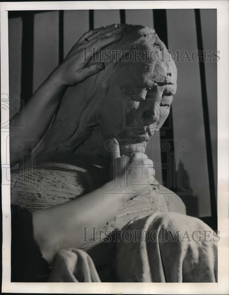 1940 Media Photo Mme. Silvercruys shaping a statue of the Madonna