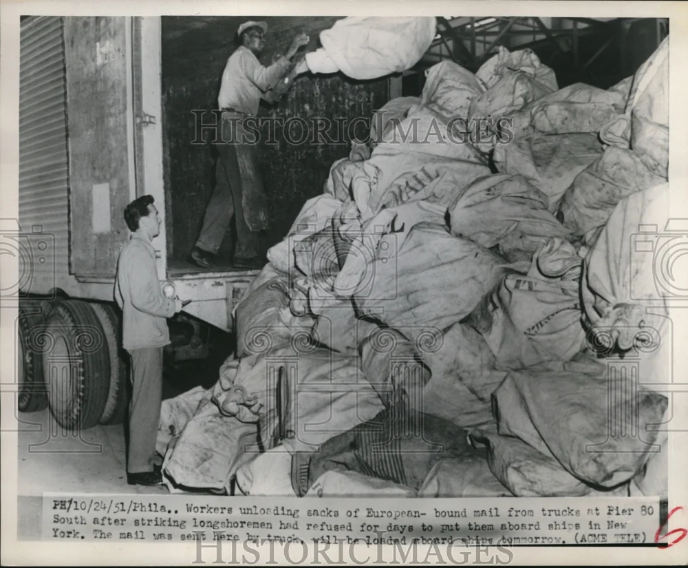 1951 Press Photo Unloading the sacks of mail after strikes delayed the delivery