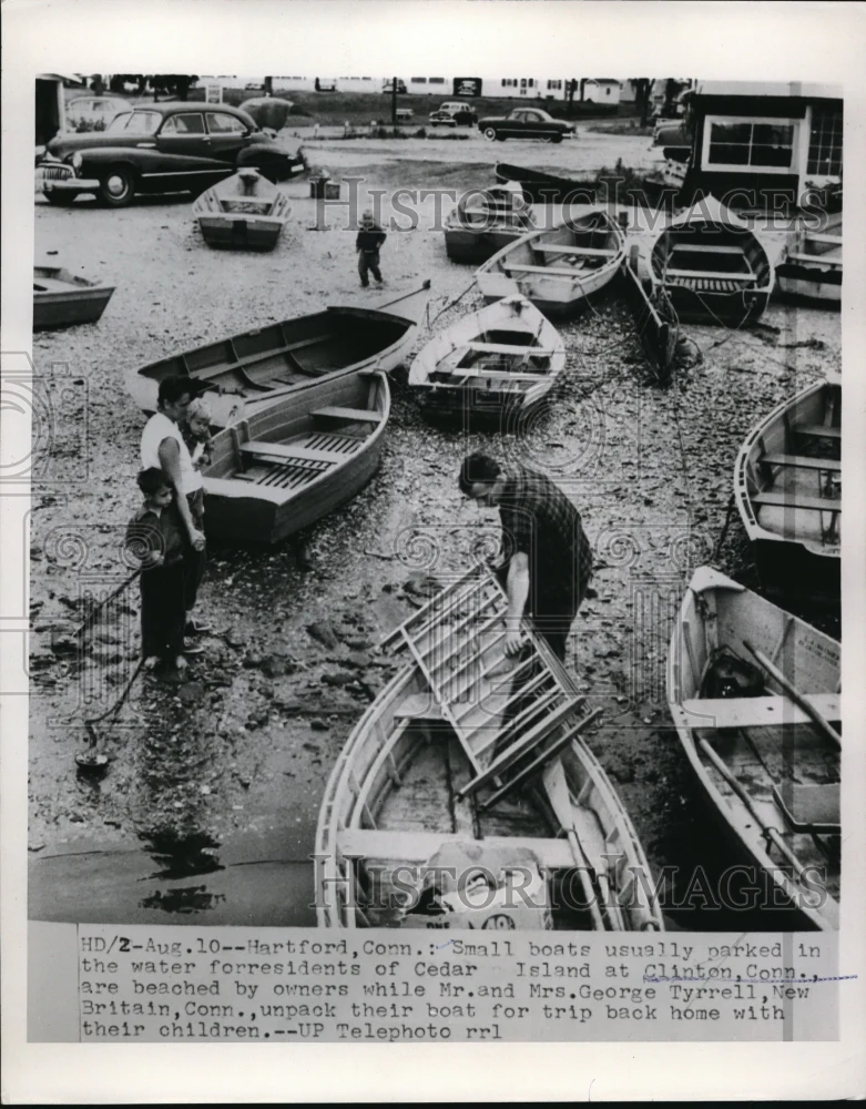 1955 Press Photo The Clinton Island are private beach with small boats parked