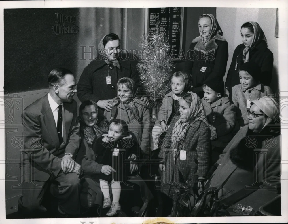 1960 Press Photo Wacek Palusiak and Mrs Anna Palusiak reunited with family