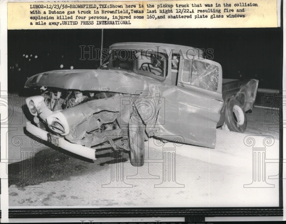 1958 Press Photo Pickup Truck Collides With Butane Gas Truck