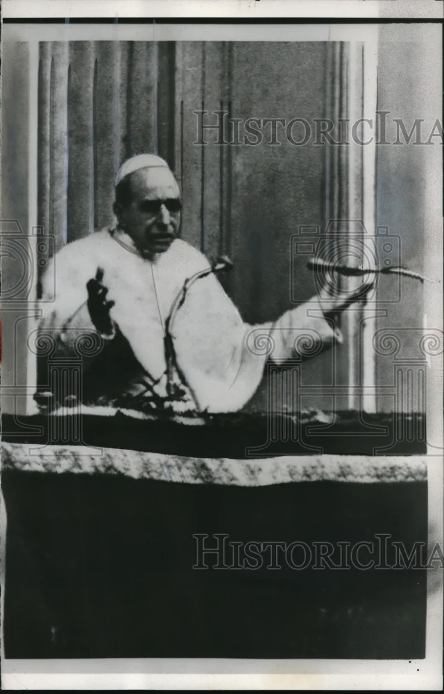 1955 Press Photo Castel Gandolfo, Italy, Making his first appearance since