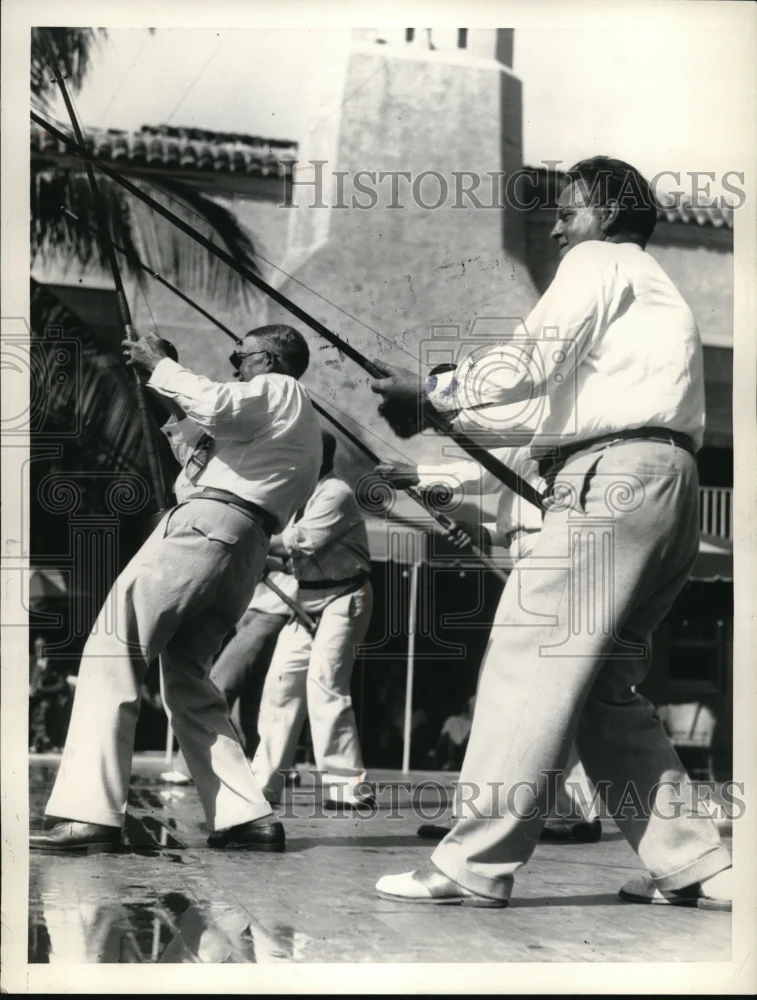 1934 Press Photo Photo shows Bob Davis and Ben Ames Williams handling