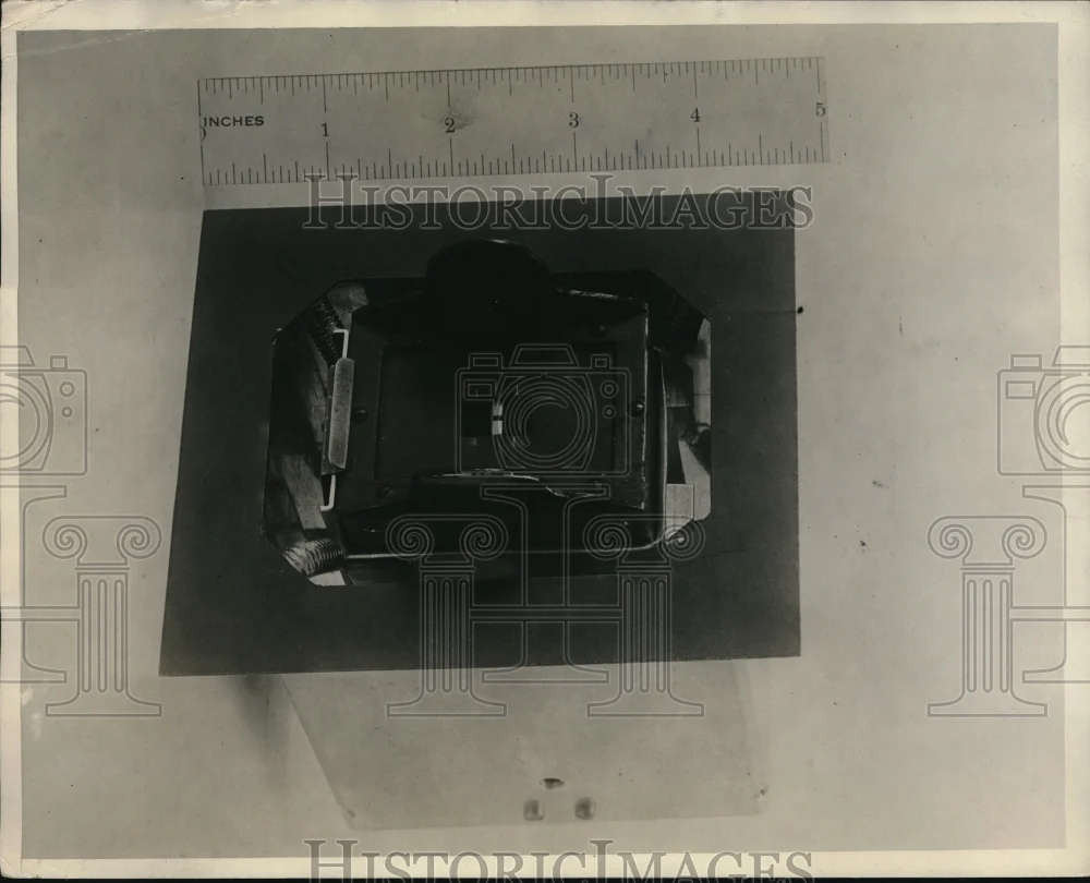1928 Press Photo Reed Indicator, Radio Aircraft Beacon Placed In Airplane Panel.