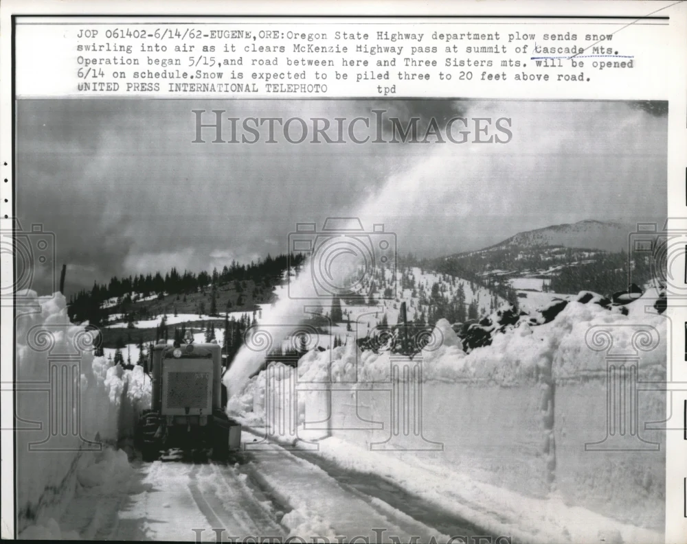 1962 Press Photo Eugene Oregon snowplow on McKenzie Highway in Cascades