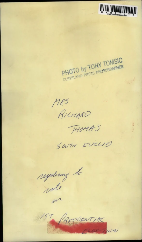 Press Photo Mrs Richard Thomas to vote in her 1st Presidential election - Image 2
