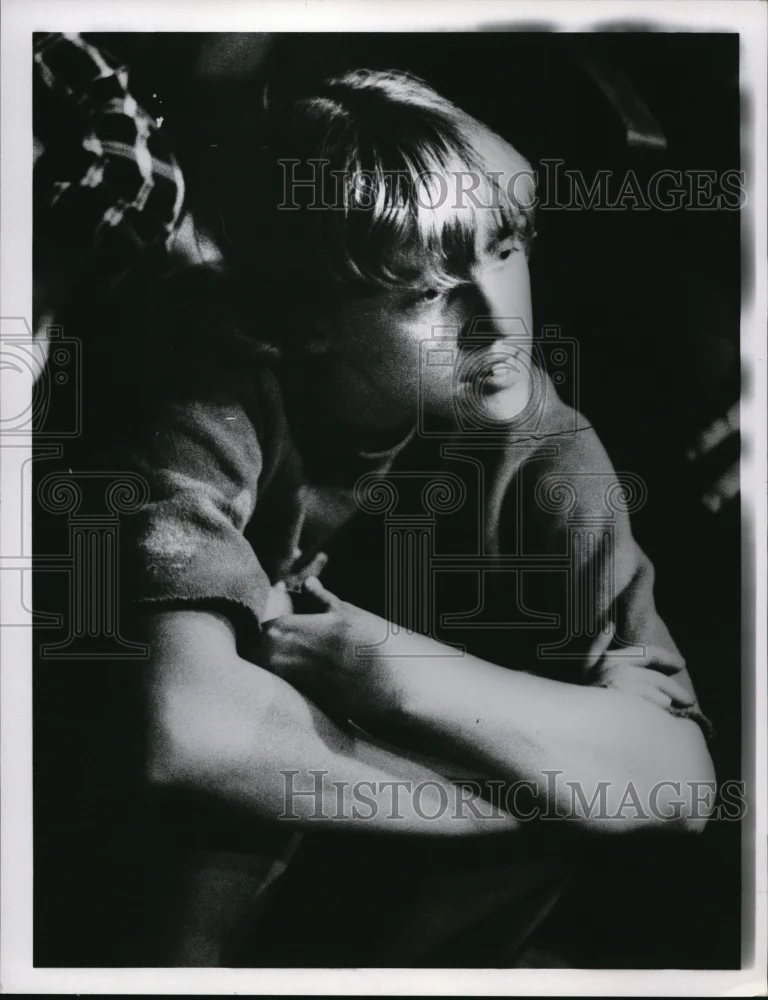 1966 Press Photo Student Attending Allen Ginsberg Poetry Reading at WRU
