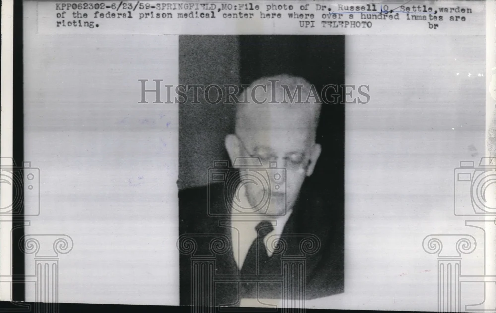 1959 Press Photo Dr.Russell O Settle of the Federal Prison medical Center