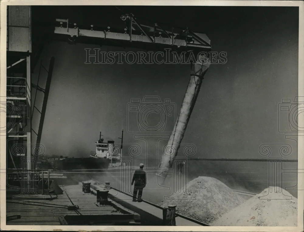 1943 Press Photo Blowing Sulphur Yellow Mountains Loading Into Rail Cars