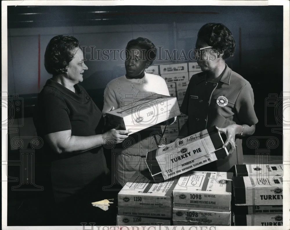 Press Photo Christmas Dinner Cleveland Stouffer's Jane Cook, County Welfare