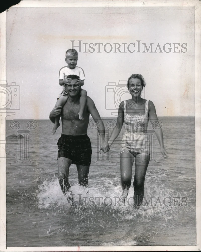 1962 Press Photo Family outing at Lake Erie - ned20236