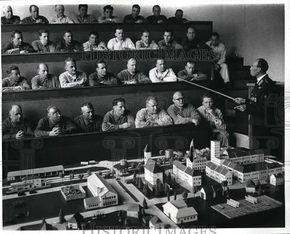 1960 Press Photo Volunteer Firemen Attending Fire Fighting School