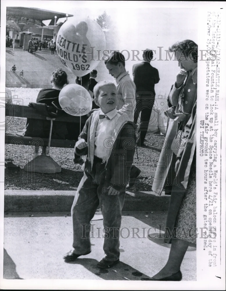 1962 Press Photo Small Boy Carrying A Balloon At The World's Fair