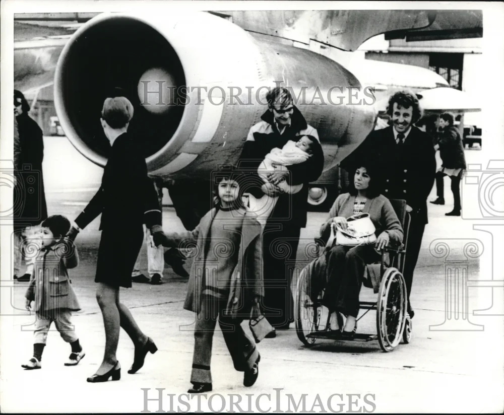 1971 Press Photo Karachi refugees arrive in Luton, ENG from Cyprus.