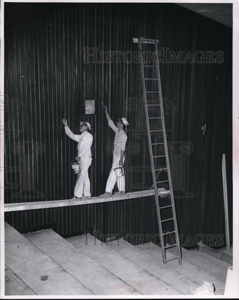 1964 Press Photo Jim Carins and John Klinav, Cleveland Clinic.