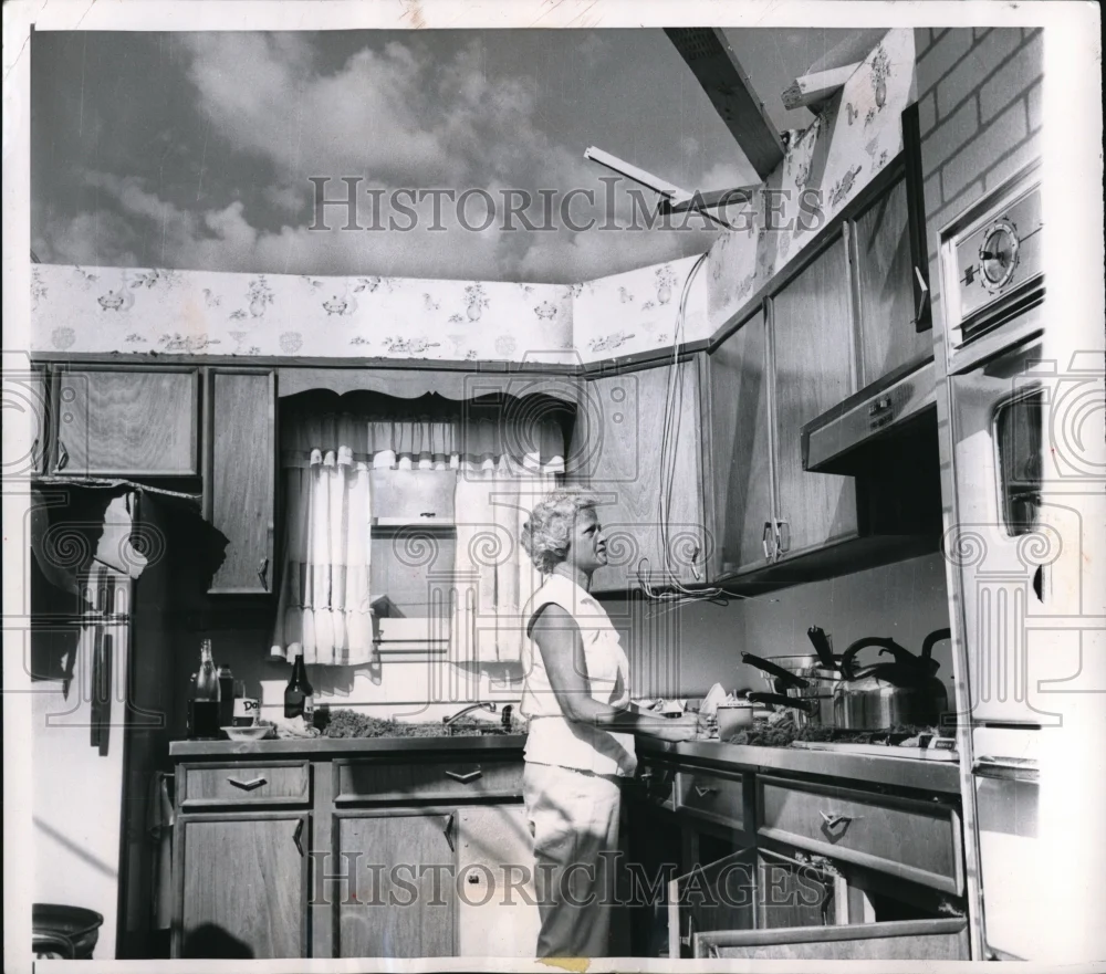 1962 Press Photo Chicago Mrs Clara Girard shown at work in open air kitchen