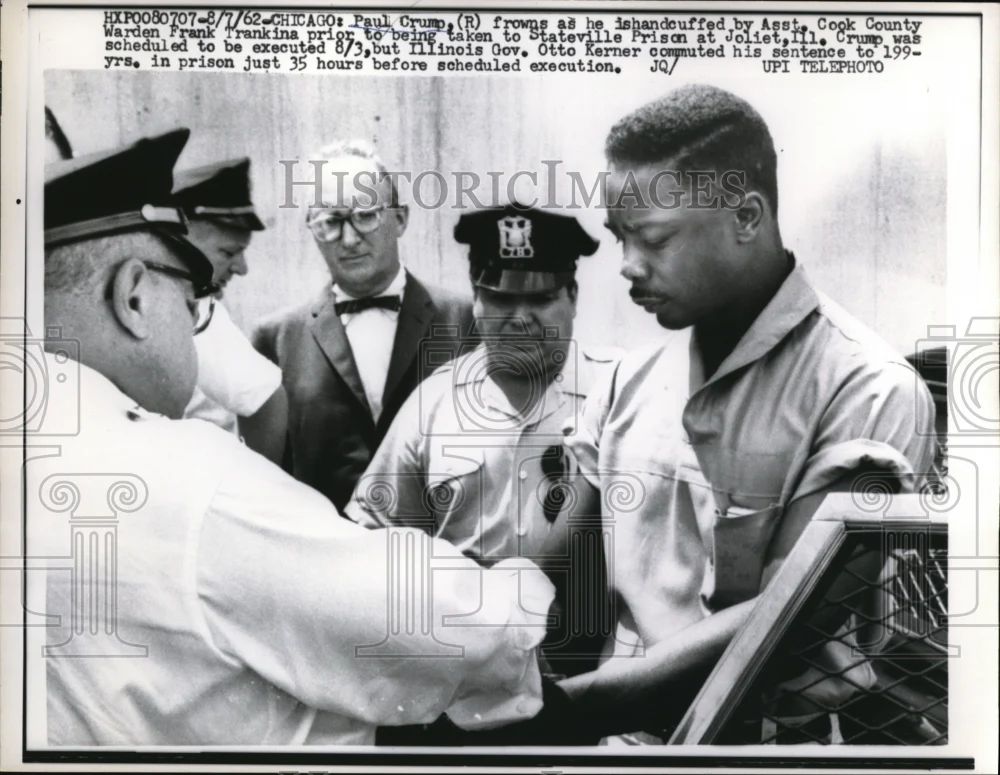 1962 Press Photo Chicago Paul Crump frowns as he is handcuffed by asst Cook