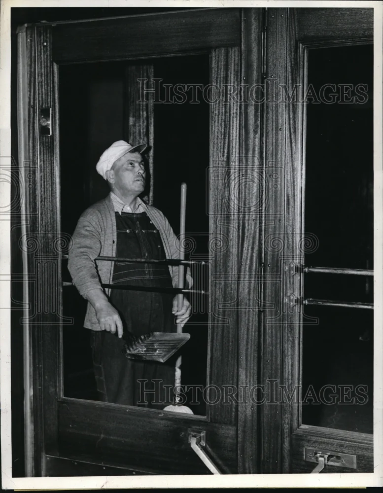 1941 Press Photo Citizens Of San Francisco Turn Out Light During Air Raid